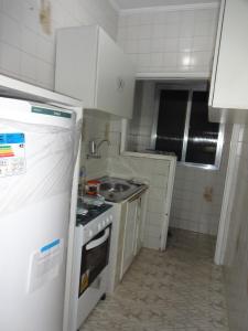 圣维森特岛Apartamento São Vicente的小厨房配有炉灶和冰箱
