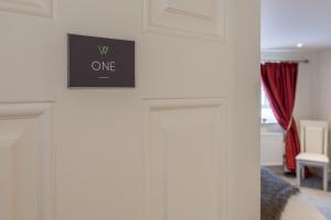 希普顿－安德威奇伍德维奇伍德酒店的一间房间两扇门上方墙上的标志