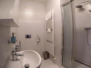 多布日什Penzion U tri statkaru的白色的浴室设有水槽和淋浴。