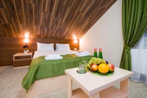 索契莱芙酒店的酒店客房,配有一张桌子上的一碗水果床