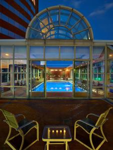 辛辛那提辛辛那提凯悦酒店的一座带游泳池、两把椅子和一张桌子的大型建筑