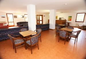 马代西莫Residence Primula的客厅配有桌椅和沙发