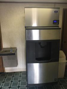 TroySuper 9 Motel Troy的厨房里配有不锈钢冰箱,设有水槽