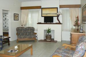 圣卢西亚Fisheagle Accommodation的客厅设有壁炉和电视。