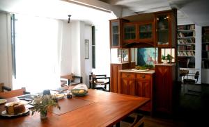 塔科龙特艾姆布莱玛提科卡萨卡西尔达酒店的一间厨房,内设一张木桌