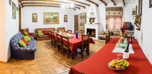 丰特-德彼德拉Alojamientos rurales La Torca的一间带桌椅和沙发的用餐室