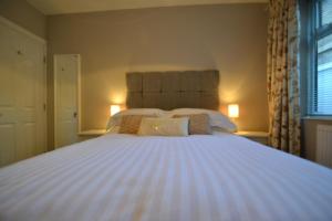 切斯特Charming 1 bed riverside apartment的卧室配有一张带两个枕头的大白色床