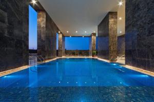 多哈voco Doha West Bay Suites, an IHG Hotel的大楼内一个蓝色的大型游泳池