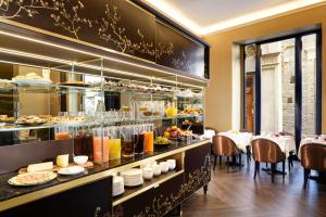佛罗伦萨圣佛罗伦萨套房Spa酒店的一间提供自助餐的餐厅,展示着各种美食