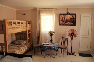 哥里Guesthouse Levani的一间卧室配有桌子和一张双层床。