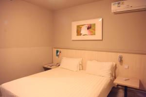 锦江之星北京动物园酒店客房内的一张或多张床位