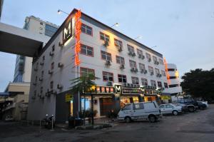 吉隆坡M Design Hotel @ Pandan Indah的一座白色的大建筑,上面有标志