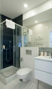 贝尔格莱德萨瓦马拉别墅公寓的带淋浴、卫生间和盥洗盆的浴室