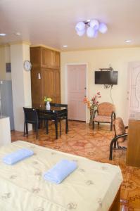 奥隆阿波朱丽斯热带公寓的客厅配有两张床和一张桌子
