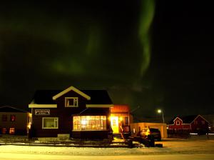 Þórshöfn里昂豪尔特宾馆的夜空里光辉灿烂的房子