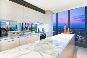 墨尔本Platinum Luxury Stays at Freshwater Place的厨房设有大型大理石台面和大窗户。