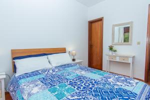 阿尔沃尔Torralta Apartment的一间卧室配有一张带蓝色和白色被子的床