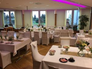 茨文考莱比锡希霍夫酒店的用餐室配有白色的桌子和白色的椅子