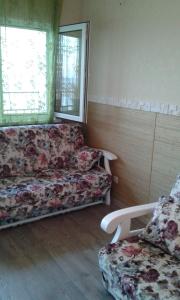 敖德萨Apartment Moe More的客厅配有沙发和椅子
