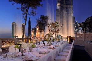 迪拜迪拜市中心皇宫酒店的一张长桌,上面有鲜花,享有城市天际线