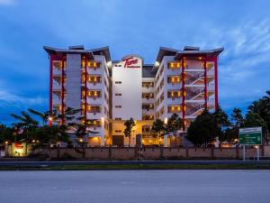 雪邦吉隆坡国际机场航空城图恩酒店（机场酒店）的一座在晚上有两座高塔的大建筑