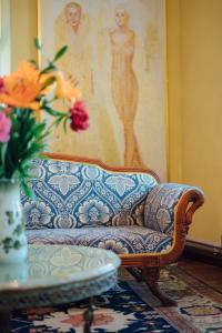 哈普萨卢Epp Maria Galerii的客厅的沙发,配有绘画作品