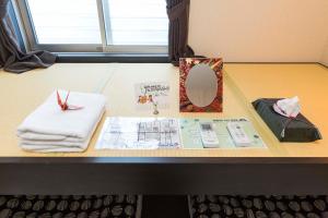 京都藤田家旅馆的一张带镜子的桌子和毛巾