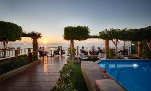 特罗佩阿罗卡德拉塞纳酒店的海景度假村,设有游泳池