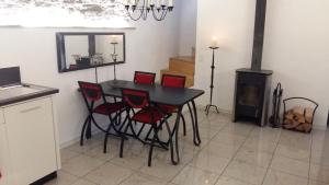 阿韦尼奥Fienile的一间带桌椅和壁炉的用餐室
