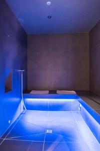 圣安东阿尔贝格Riffelalp Lodge的室内的蓝色灯光游泳池