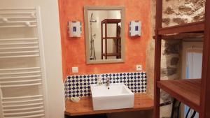 拉奋姆德克豪斯酒店的一间浴室