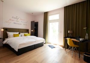 戈斯拉尔里奥诺精品酒店的一间卧室配有一张床、一张书桌和一个窗户。