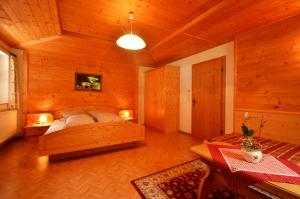 施图拜河谷新施蒂夫特卡奈阿尔姆酒店的木制客房内的一间卧室,配有一张床