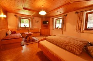 施图拜河谷新施蒂夫特卡奈阿尔姆酒店的一间卧室配有一张床和一个沙发