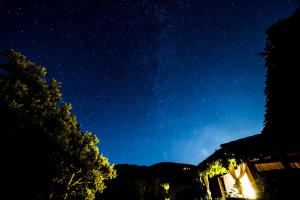 坎德莱达纳比亚酒店的享有大楼上方星空的夜景
