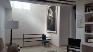 莫拉塔利亚Apartamento en casco antiguo Moratalla的客厅配有蓝椅和电视