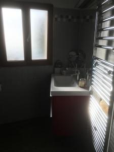 VallebonaIl mandarino的一间带水槽和窗户的浴室