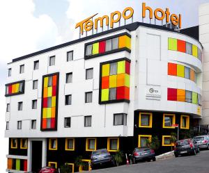 伊斯坦布尔卡拉亚安天宝酒店的一间拥有色彩缤纷的窗户和康戈酒店标志的酒店