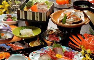 佐渡市志屋日式旅馆的盘子上装满不同种类食物的桌子