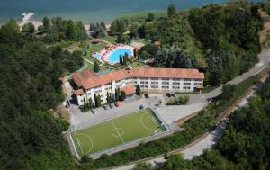 斯特鲁加Hotel Makpetrol Struga的享有一座带网球场的大型建筑的空中景致