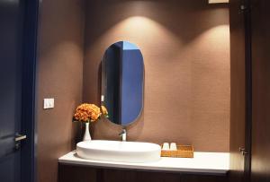 胡志明市标志精品酒店的一间带水槽和镜子的浴室