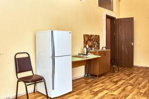 哥里GoriHouse的厨房配有冰箱、桌子和椅子
