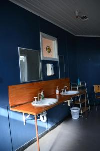 杰拉尔顿杰拉尔顿背包客旅舍的浴室设有2个水槽和镜子