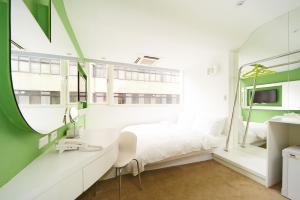 台北复新文旅的卧室配有白色的床和镜子