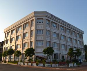 Thanh Bình安禄酒店及Spa的街道拐角处的建筑物
