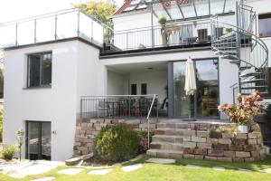 瓦尔堡FAMOS Schlafen的带阳台和庭院的白色房屋