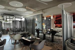 卡萨布兰卡卡萨宜必思旅行者酒店的一间带桌椅的餐厅和一间酒吧