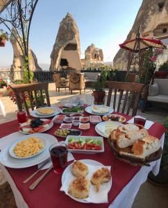 格雷梅卡帕多西亚石窟乡村酒店的一张桌子,上面放着食物盘