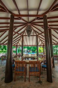 亭可马里Anantamaa Hotel的一个带木桌和椅子的大帐篷