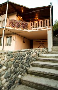 迪利然Guest house Dilijan Orran的一座带楼梯和石墙的建筑
